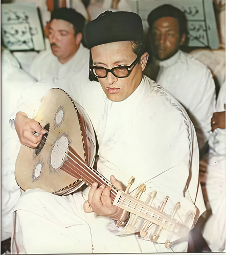 رجل بملابس تقليدية يعزف على العود.